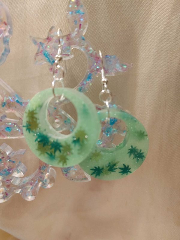 Chunky Round/Round 'High Maintenance' Glow-in-the-Dark 2-Tone Green Marijuana Leaf Glitter Silver Tone Posts Earrings - Image 2