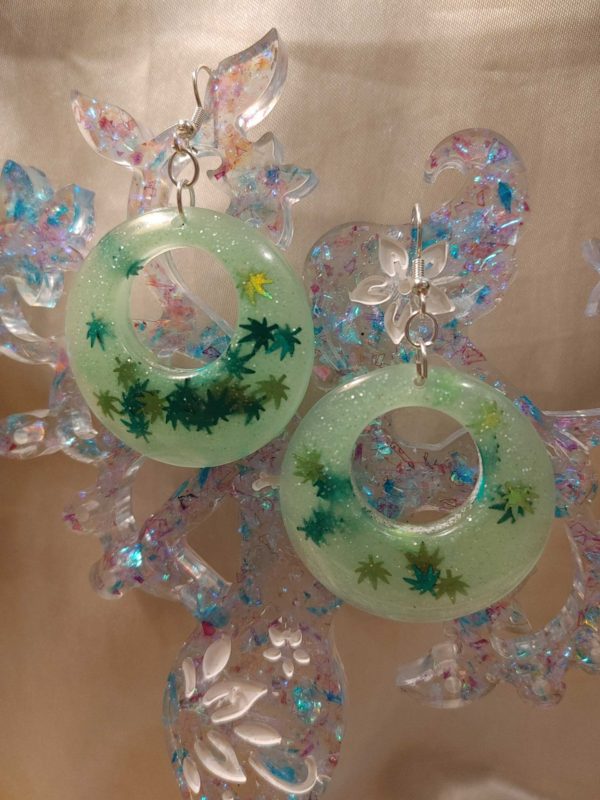 Chunky Round/Round 'High Maintenance' Glow-in-the-Dark 2-Tone Green Marijuana Leaf Glitter Silver Tone Posts Earrings