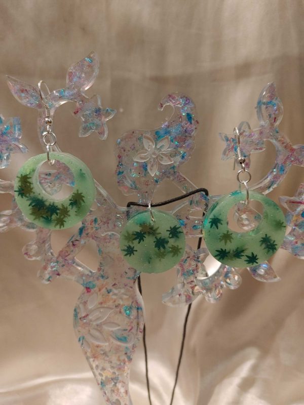 High Maintenance' Glow-in-the-Dark 2-Tone Green Marijuana Leaf Glitter Round Style Necklace/Earrings Set