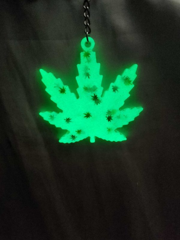 Marijuana Leaf Glow-in-the-Dark 2-Tone Green Marijuana Leaf Glitter Keychain - Image 2